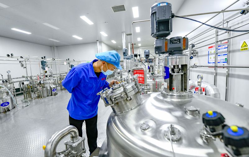 頭孢顆粒生產煥新！銀星機械直線篩 + 真空上料機：GMP 合規無縫銜接，損耗直降 2.5%